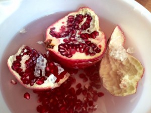 pomegranate removing seeds
