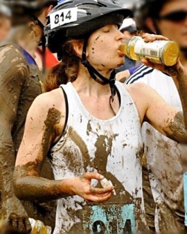 muddy buddy Lindsey Pine registered dietitian nutritionist at mud run obstacle race drinking from a sports drink